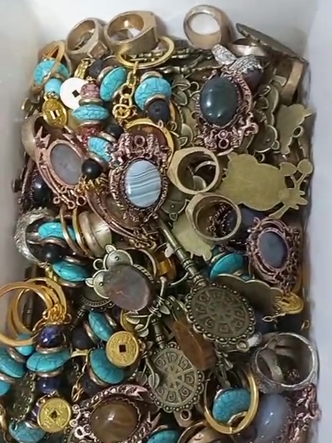اكسسوارات البيع جمله فقط على شكل شلعه وحده سعر القطعه 1000 دينار عبارة عن مداليات وقلائد مطعمه بالاحجار والنحاس للتفاصيل أكثر راسلنا على الوتساب ‏‪0780 406 5287‬‏