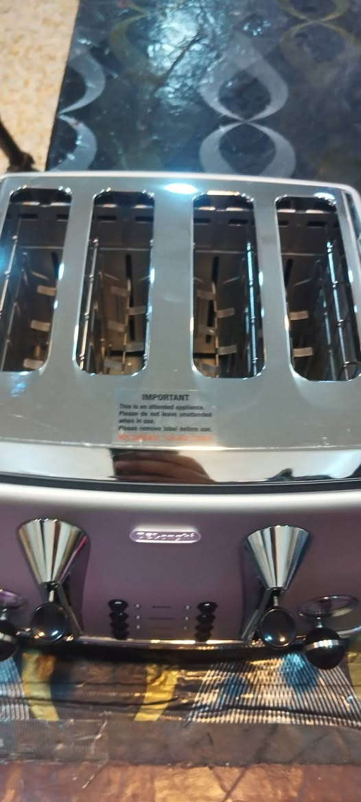 محمصة خبز من نوع De'Longhi Icona Vintage ذات 4 فتحات باللون الفضي.تتميز بتصميم ريترو (عتيق) من الخمسينيات مع تفاصيل مطلية بالكروم.تحتوي على أدوات تحكم إلكترونية منفصلة لكل جانب، تتيح وظائف إعادة التسخين، وإذابة الجليد، وإلغاء التشغيل.تتضمن 6 مستويات مختلفة للتحكم في درجة التحميص وصينية قابلة للإزالة لتنظيف الفتات.قوة التحميص تصل إلى 1800 واط وتأتي مع أقدام غير قابلة للانزلاق لضمان الثبات.


**إذا كنت صاحب هذا الإعلان وتريد حذفه لأي سبب، رجاءا أرسل رسالة إلى الدعم الفني**