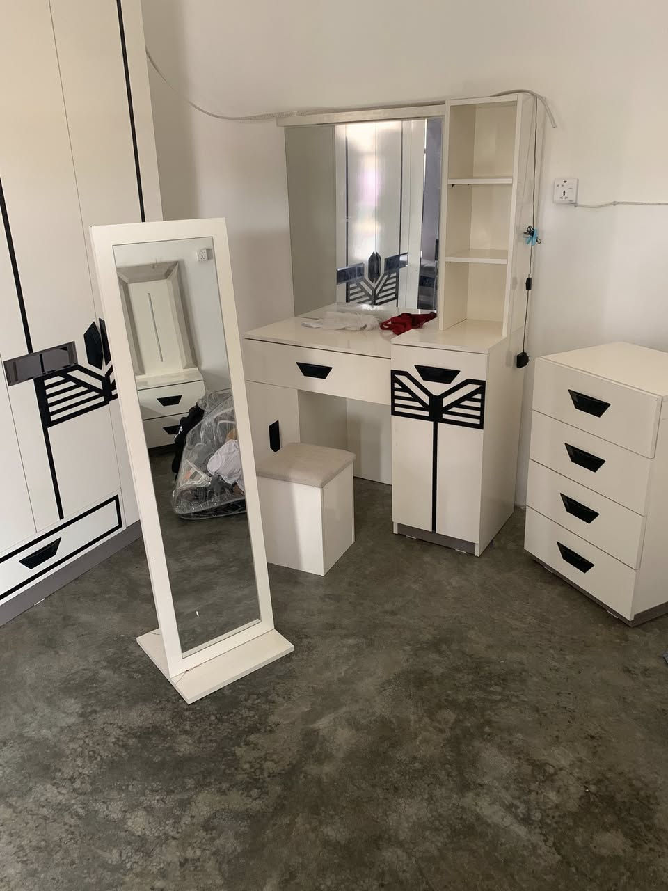 السلام عليكم غرفه نوم للبيع اخذته جديده مليونين ونص 
مستخدمه شهر واحد مكاني تكريت قريه المحزم 
***********
***********
