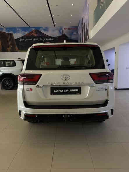 لاندكروزر gxr للبيع 
زيرو ٢٥ مماشيه 
واحد على واحد  
وكالة البر وكيل تويوتا المعتمد 

للاستفسار والاتصال على الرقم التالي 
***********
