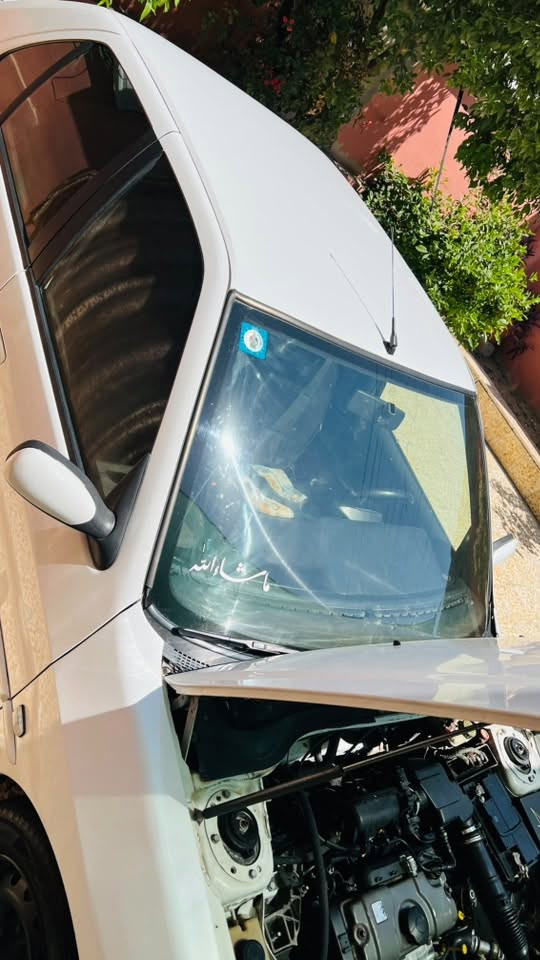 السلام عليكم.  بيجو فرنسي موديل 2001 سيارة جاهزه ونظيفه بيها  قطعتين صبغ  محرك كير كلو جديد شرط ماتصرف شي عليها تبرد ثلج  رقم مسطره جديد ثاني يوم تحويل رقم بغداد مكان السياره الموصل***********
