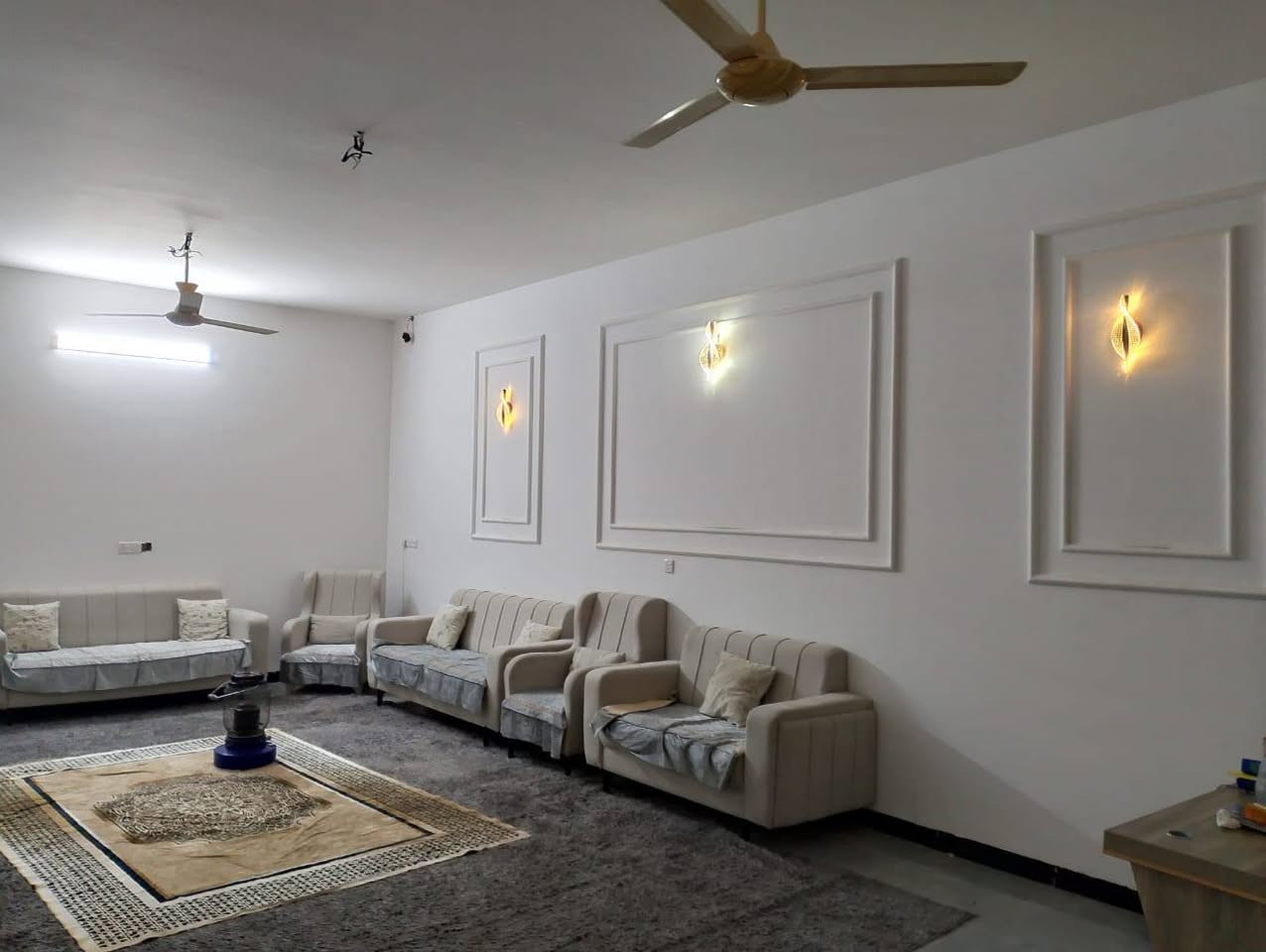 #دار للبيع بناء جديد
العنوان : تكريت القادسية 
قطعة 500 مقابل اسواق النور مول 
#المساحة 10☆30=300متر  شارع 15 
يحتوي على  3 غرف نوم واستقبال
 ومطبخ حار بارد  سيراميك وصحيات عدد 4 
حديقة داخلية وخارجية وكراج سيارة 
#السعر المطلوب《 165  مليون  》قابل للتفاوض 
#للاستفسار الاتصال على الارقام التالية
***********
***********
#مكتب دجلة للعقار ....
