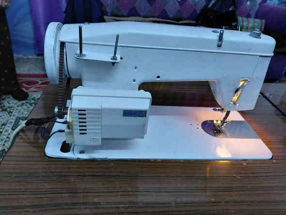 السلام عليكم
مكينه بولوني باب اول ياباني  مال الاسواق المركزيه
كامله شغاله عدل وزكزاك وتطريز
هيه والميز 
السعر ٢٥٠ وبيهه مجال 
***********
