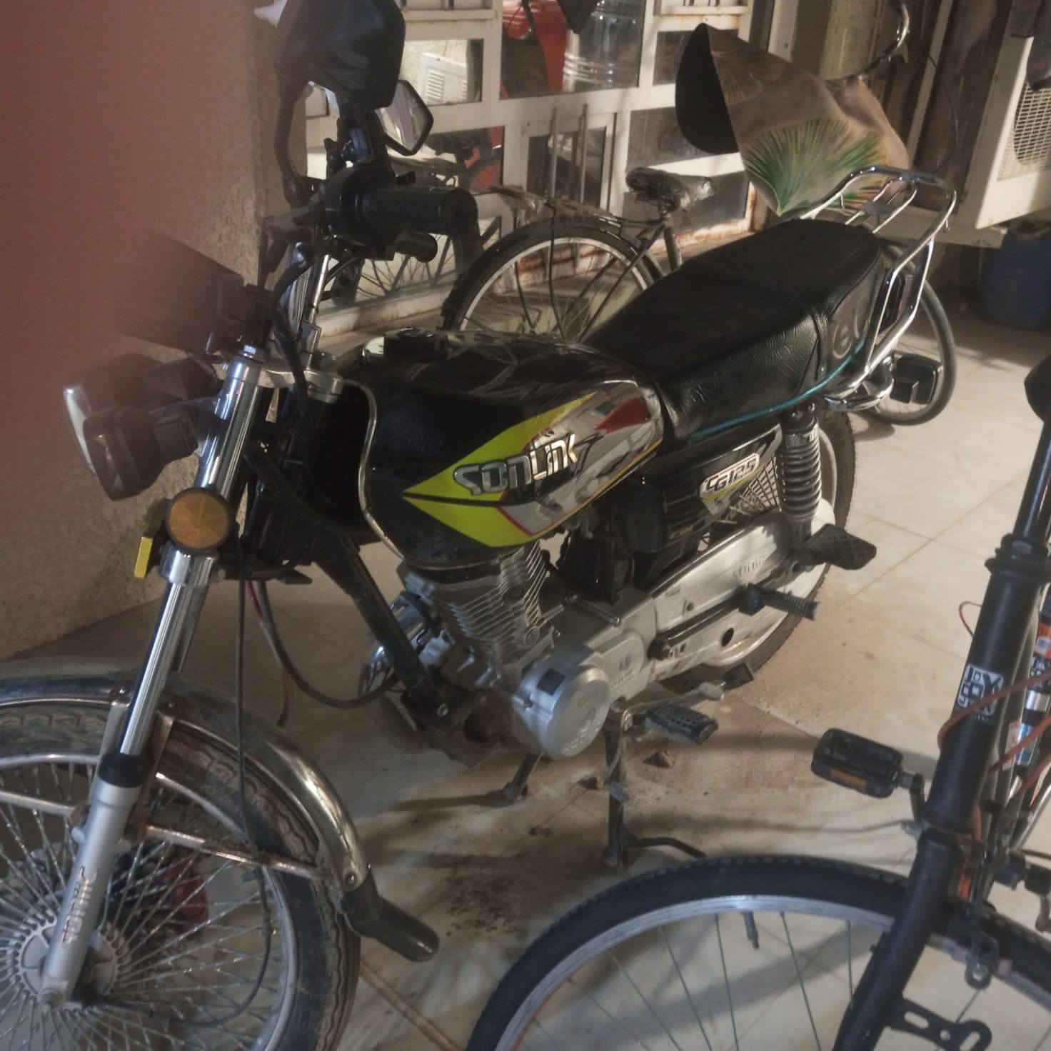 يالله 

دراجه نارية للبيع 

مواصفاتها 

1-دراجه تايگر 24نظيفه ماشيه (1000)

2-محرك كير 4.    125cc

3-بريك الأمامي ممتاز جديد المكينة ما مفتوحة مكفولة

السعر (450)الف 

لأتصال (***********)
