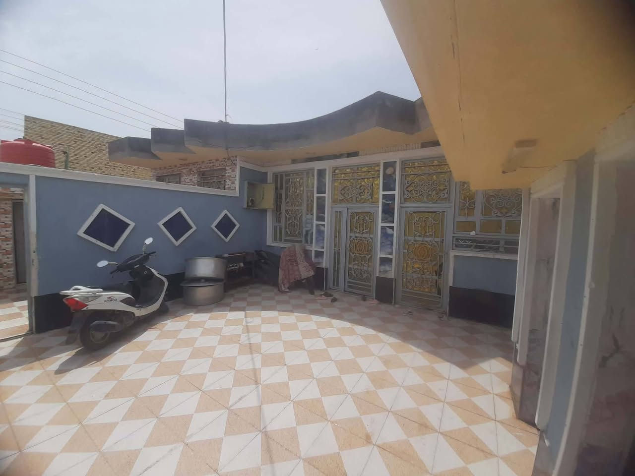 السلام عليكم بيت طابو البيع مساحه 300 
ركن شارعين مامطلوب لا اسكان ولا اي سلفه بيه 3 غرف 5 في 4 وصاله 11 في 4 ومطبخ 4 في 4 وستقبال 9 في 3 ونص الستقبال معزول عن البيت وبيه غرفتين بطابق ثاني حد شبابيج
عنوان البيت طريق زوار يم بيت سيد كاظم الفياض ***********
