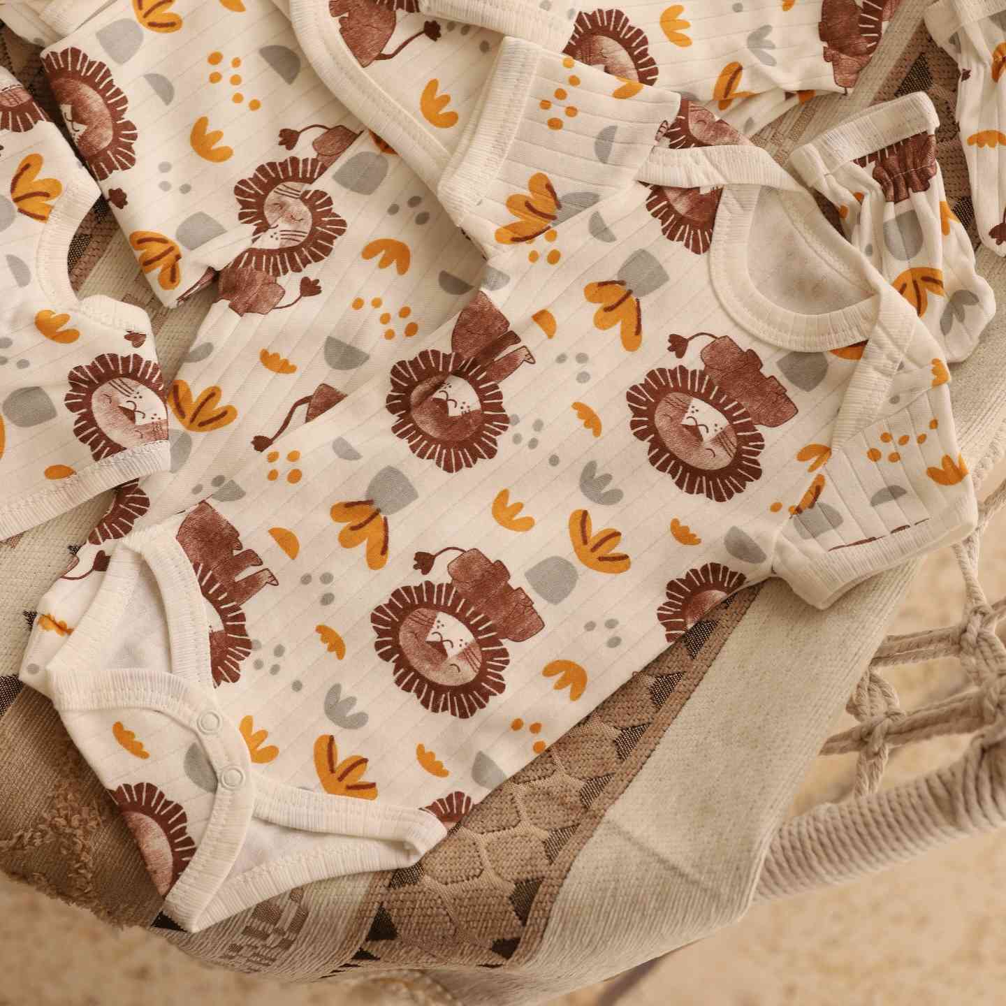 سيت قطني ناعم مؤلف من سبع قطع                                     القياسات المتوفرة من عمر (يوم-سنة)                                 يوجد توصيل لجميع محافظات العراق                                   السعر 23.000                                                    للإستفسار ***********#اطفال #ملابس #شتوي #ناعمة #ترند
