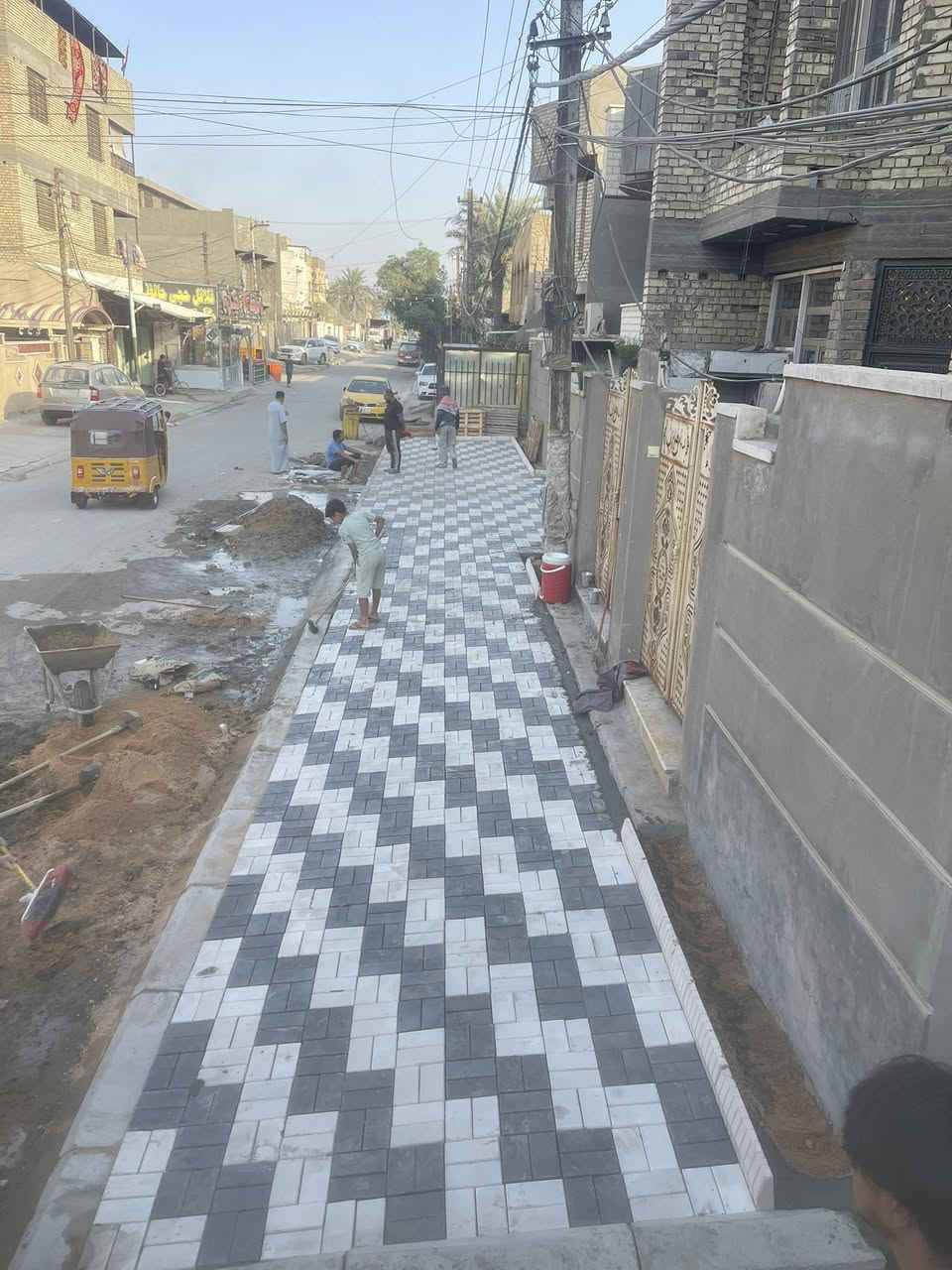 متوفر كادر عمل
نشتغل انواع الارصفه شوارع حدائق مدارس دوائر 

  ونشتغل جميع المحافضات ويوجد كرسته وعمل توصل على ارقم ***********
