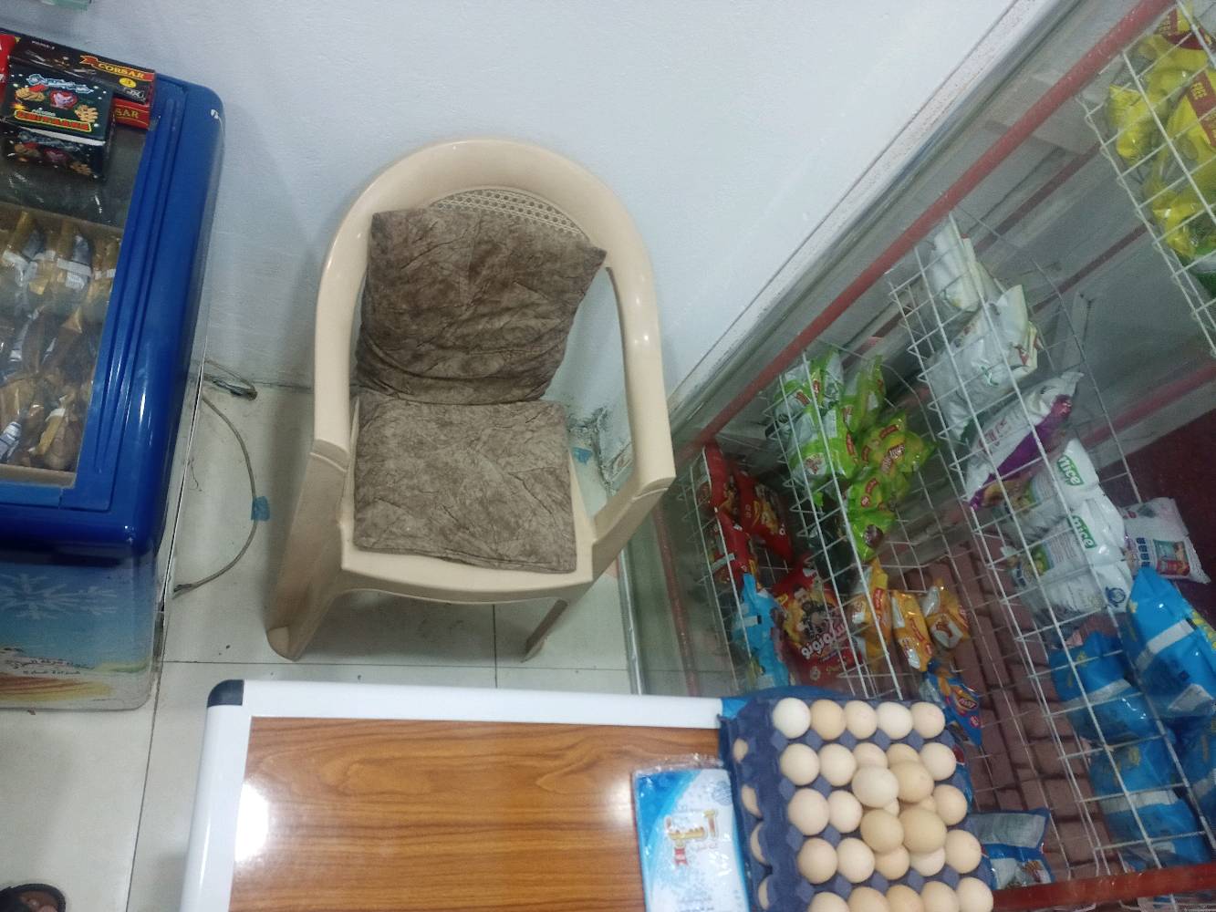 محل اسواق للايجار دخلا اليومي من 85 الى140التجهيزات: المحل يحتوي على ثلاجات عرض (كوكاكولا، بيبسي، وغيرها) بحالة ممتازة، تجميد، ورفوف نظامية مرتبة كاملة.
البضاعة: متوفرة ومقسمة (مواد غذائية، منظفات، ألبان، ومستلزمات يومية).
الترتيب: المحل نظيف جداً، إنارة ممتازة، وأرضية مرتبة مع باب نظامي واسع.
الموقع: العبيدي - (قرب مدرسة سلام الكناني ملاحظة: المحل "لقطة" للي يريد يستلم ويشتغل مباشرة بدون تعب التأسيس.