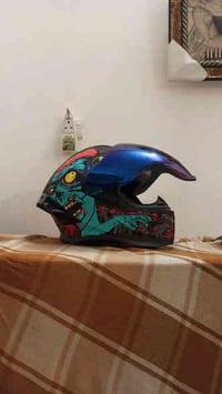 خوذه قياس ميديم للبيع جديده بلكارتون شتريتهه ومناسبتني لان فكهه ثابت س...