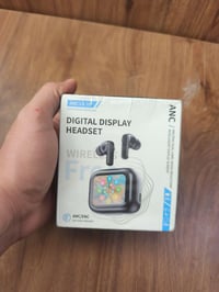 ايربود • بها شاشة • شكلها غريب