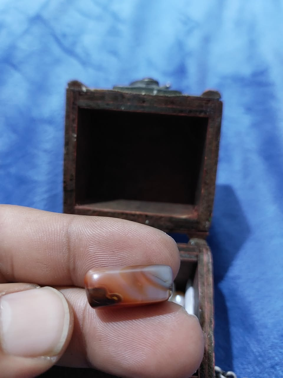 السلام عليكم ورحمة الله وبركاته
اخوان هايه حجرة عقيق انطتنياهه الحجيه من زمان واني مو لباس فضيات 
الحجره جايبتها من المدينه المنوره سنة ١٩٨٠ 
وياهه قلادات فضه همات قديمات 
واحد ثقيل وواحد خفيف كارديني ايطالي وياهن مداليات مالتهن 
للتقييم والبيع


**إذا كنت صاحب هذا الإعلان وتريد حذفه لأي سبب، رجاءا أرسل رسالة إلى الدعم الفني**