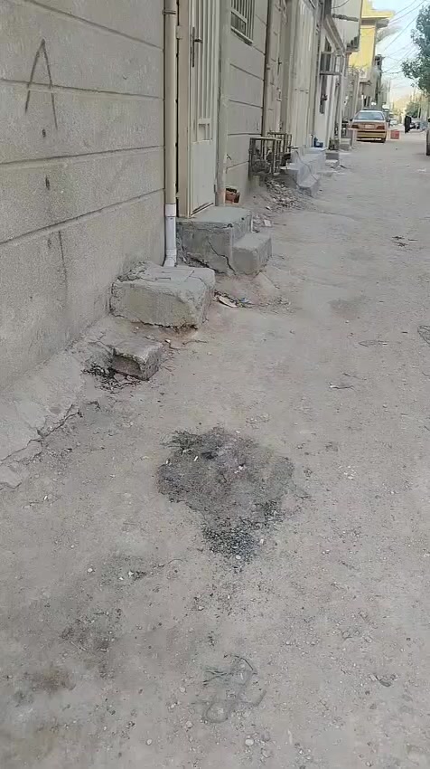 ألسلام عليكم يوجد دار مساحته ٥٠متر يقع في كربلاء الجاير خلف التجاري مساحته ٥٠متر طابقين مسلح سند٢٥ إقرار محكمه من صاحب الارض مباشر شارع ٧متر وأسواق ومدارس يحتوي على محل تجاري ودار يحتوي الطابق الارضي على صاله ومطبخ وصحيات اما في لأعلى يحتوي ع غرف نوم عدد٢ وصاله وصحيات بناء مسلح جديد غير مسكون يصلح حسينه او دار سكن او مجمع طبي لاستفسار لاتصال*********** 
***********
