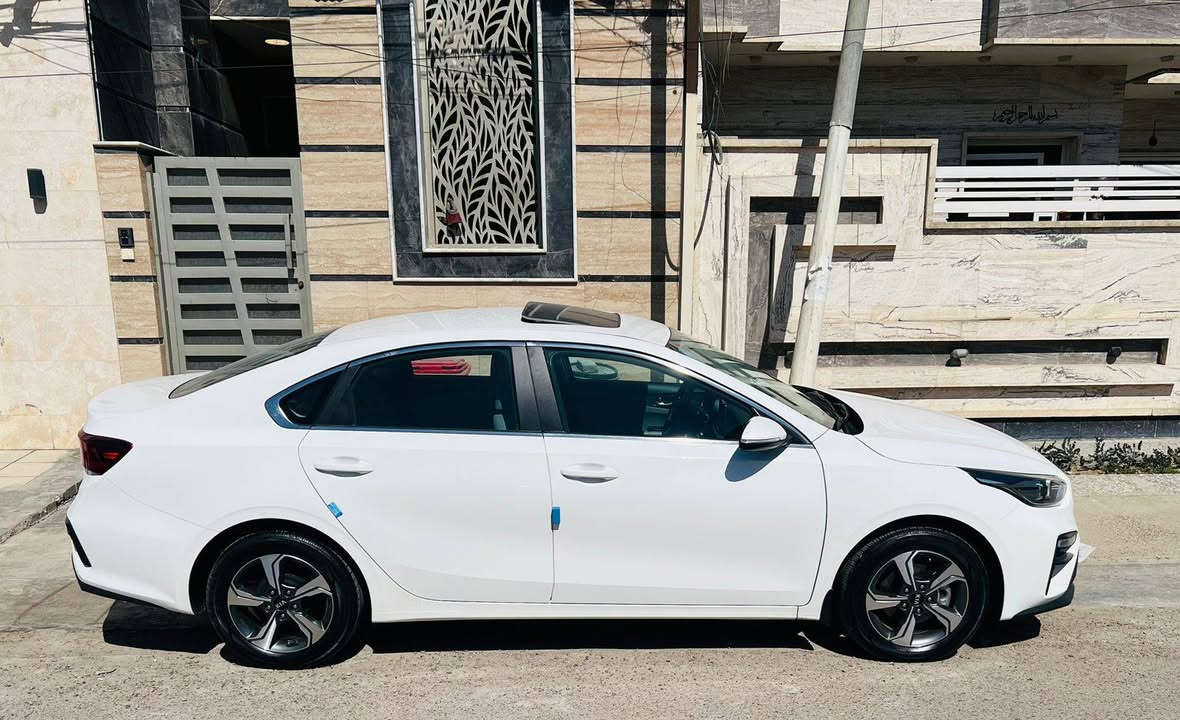 كيا سيراتو خليجي مكفوله من صبغ او تبديل بيه شبر بارد باب وره سايق فقط
موديل 2020 وكاله دوليه من زيور عندي بسمي 
محركً1600 دوش 
فتحه 
ماشي 27الف حقيقي 
سويج عدد 2 
قطعتين تبريد 
كشنات مخمل 
مري كهرباء 
كامره خلفي 
خمس ويل كب 
رقم بغداد بسمي 
مكان سياره بغداد يرموك 
تلفون ***********
