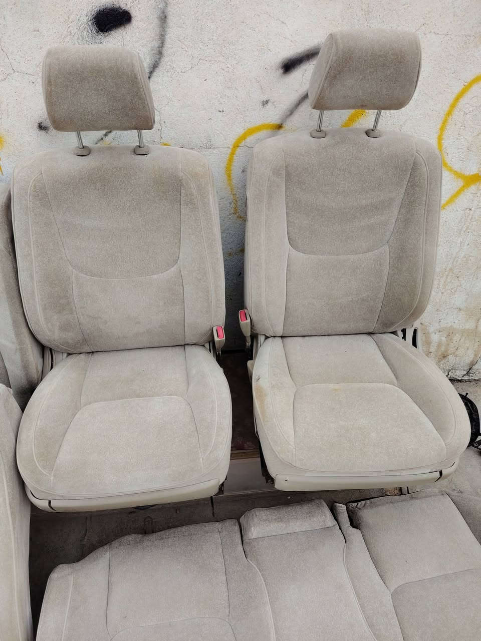 السلام عليكم غرفه ملكه كامله نضيفه اربع كراسي كهرباء تنته تبريد خلفي 
السعر(600) وبيها مجال ***********
