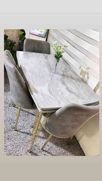 ميز طعام • نظيف • بلا ضرر