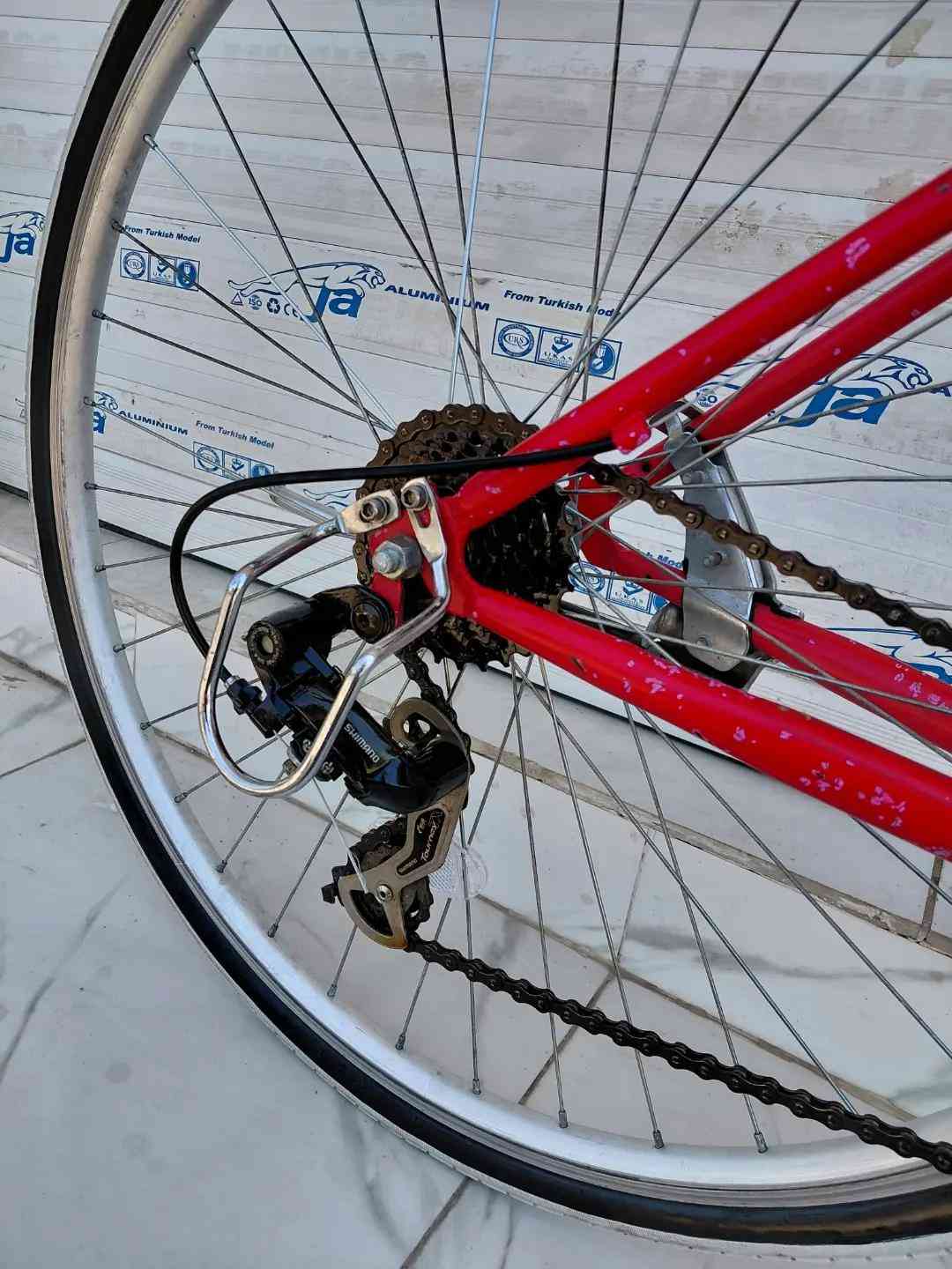 CHEVAUX 2018 حجم 28 / C700 كل الاجزاء المنيوم  الفريم حديد 3 × 7 سرعات من SHIMANO دبل امامي شغال  الدراجة جاهزة بدزن عيوب فقط شخوط بالفريم السعر 165 الف شامل التوصيل    ✈يوجد توصيل لجميع المحافضات ✈ كركوك مدخل سايدين حي الاسرى والمفقودين  معرض ابو شيفان ( *********** )
