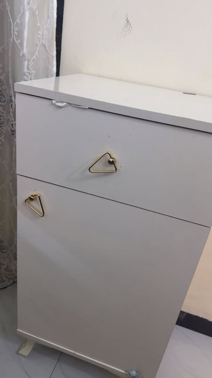 غرفه نوم أخت جديده تركيه تتكون من 8قطع رقم*********** العنوان بغداد العظميه وسعر 800الف وبيها مجال
