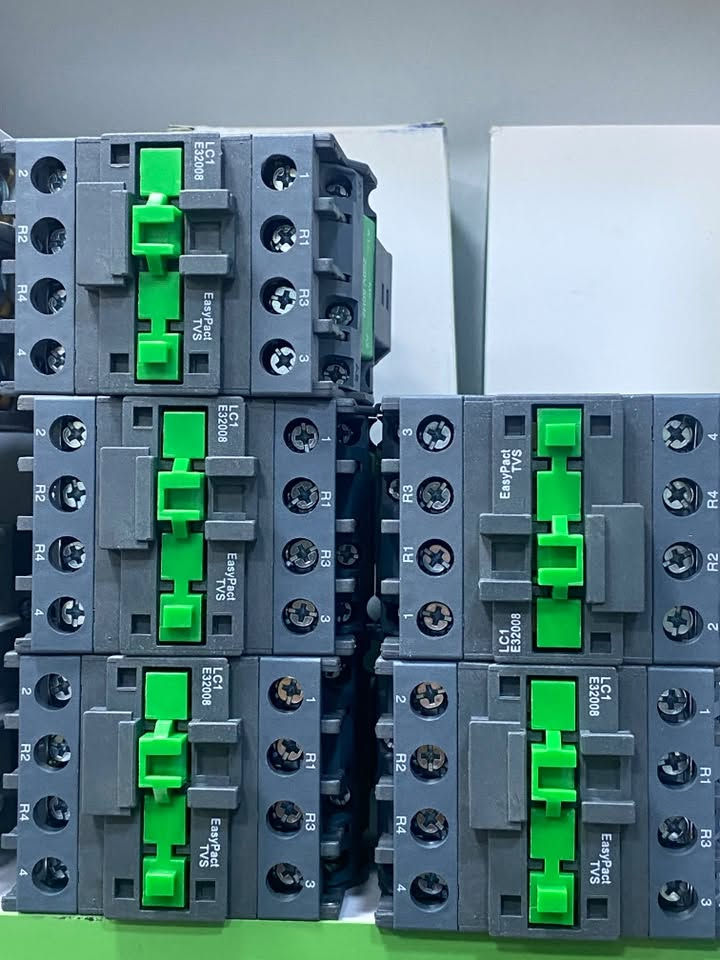 كونتكتر ABB125A
كونتكتر LSبازبر 160A
كونتكتر LS160A
كونتكتر LS135A
كونتكتر شنايدر فاتح غالق 50A
كونتكتر شنايدر50Aعادي
كونتكتر شنايدر رباعي 125A
(***********)
