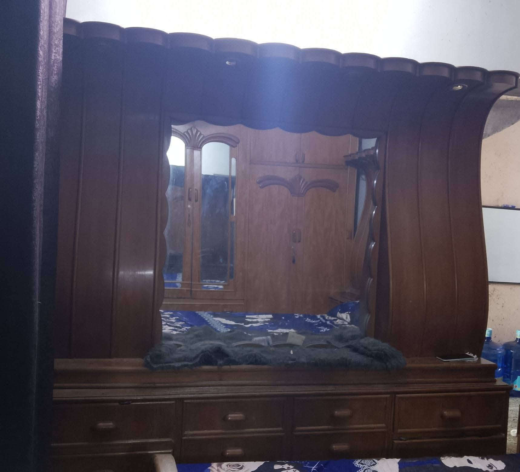 غرفة نوم عراقيه للبيع متكونه من : 
الكنتور 6 ابواب وملحق
ميز تواليت وزاويه وطابوريه 
السعر 850 وبيها مجال
التواصل على الرقم ***********
