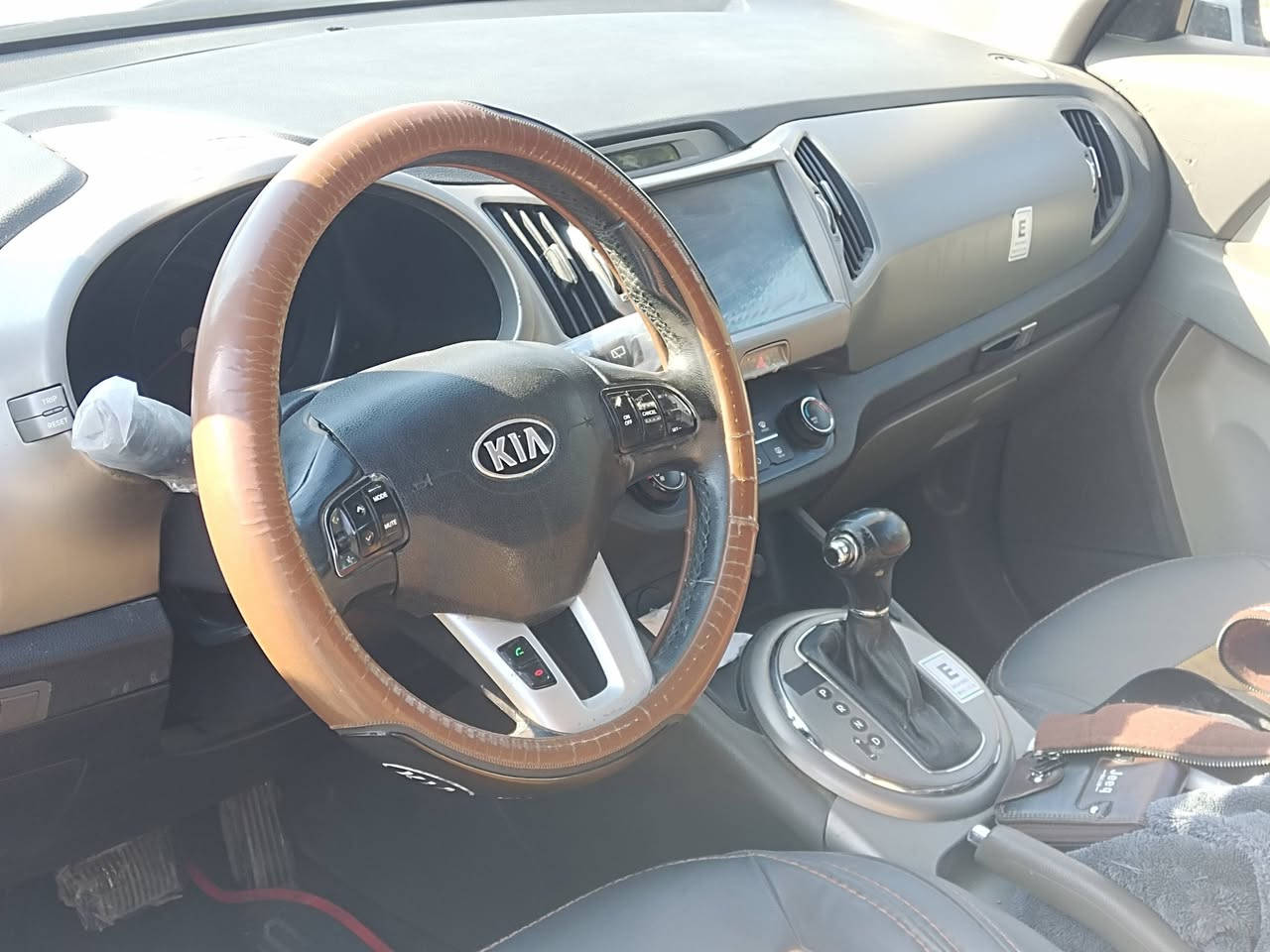 ​🚗 للبيع: كيا سبورتج 2015 (خليجي) 🚗
مصبوغة حزام.
​الضرر: طخة في الجاملغ الأمامي الأيسر + تعمير في التكمة الأمامية اليسرى.
​✅ المواصفات :
​المحرك: 2400 دوش (DOHC)
 بانوراما. تحكمات ستيرن، مري شفط، شاشة لمس، تبريد ثلج، تخم تاير جديد.رقم بغداد  بأسمي تحويل مباشر 
​💰 السعر:
​السعر: 135 (وبيها مجال).
​المكان: بغداد - منطقة الشعب.
​📞 للتواصل والاستفسار: ***********
