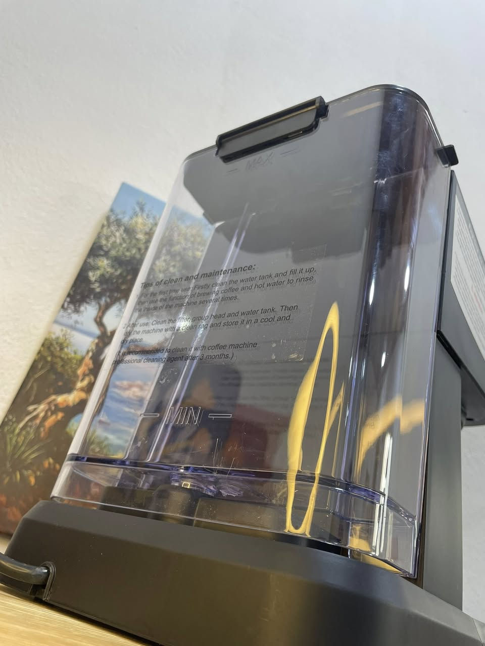 ماكينة تحضير قهوة إسبريسو وكابتشينو  (Espresso Coffee Machine).

🔍 المواصفات والميزات الرئيسية
 لوحة تحكم تعمل باللمس: واجهة أمامية دائرية أنيقة تحتوي على أزرار لمس لسهولة التحكم:
 
زر التشغيل/الإيقاف (Power).
 خيار تحضير كوب واحد (1 Cup).

 خيار تحضير كوبين (2 Cups).

 زر تشغيل البخار (Steam).

 أنبوب تبخير الحليب: مزودة بعصا بخار جانبية (Steam Wand) مصنوعة من الستانلس ستيل لتحضير رغوة الحليب للكابتشينو واللاتيه.

 الملحقات المضمنة: يأتي معها حامل الفلتر (Portafilter) المصنوع من المعدن، ومكبس/ملعقة قياس بلاستيكية سوداء (ظاهرة في الأسفل).

 خزان مياه شفاف: موجود في الخلف لسهولة مراقبة مستوى الماء وإعادة التعبئة.

 صينية تقطير قابلة للإزالة: قاعدة زرقاء (مغطاة بلاصق الحماية الأزرق حالياً) لتجميع السوائل الزائدة وسهولة التنظيف.

 التصميم: هيكل عصري ومقاوم مدمج بين الستانلس ستيل الفضي والبلاستيك الأسود المتين.


**إذا كنت صاحب هذا الإعلان وتريد حذفه لأي سبب، رجاءا أرسل رسالة إلى الدعم الفني**