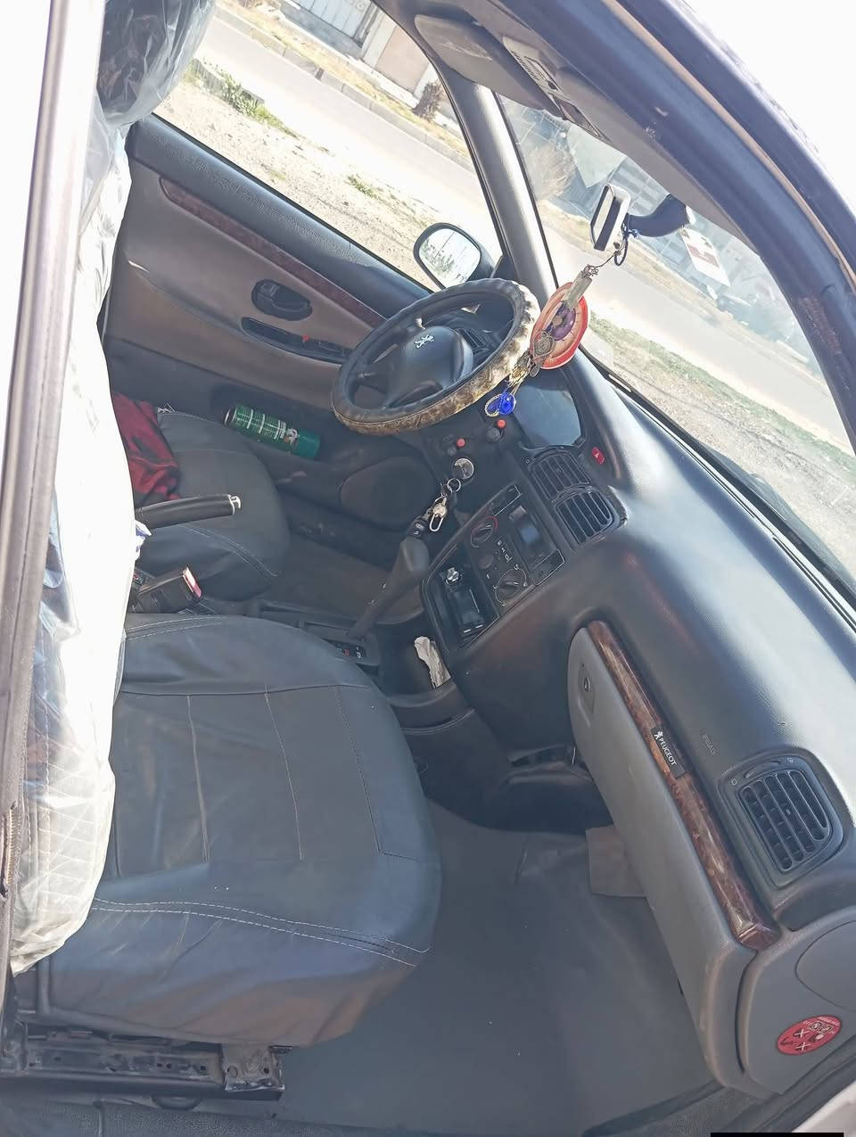 سيارة بيجو ٢٠٠١
مكينة كاميري باتري جديد اطارات جديدة للونللون ابيض رقم كركوك الألماني شرط تحويل شراي يخابر على الرقم 
***********
