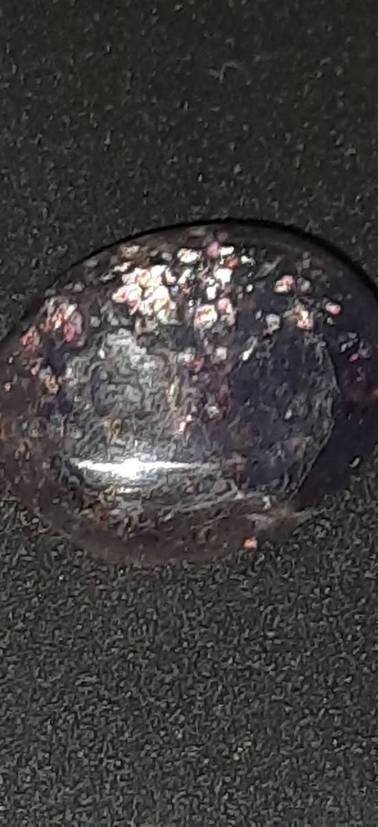 هذا الحجر الكريم هو إيولايت صن ستون
(IoliteSunstone)
يتميز هذا الحجر النادر بمزيج فريد يجمع بين لون حجر الإيولايت الأزرق أو البنفسجي
حجر البوصلة: استخدمه الفايكنج قديماً (في شقه كإيولايت) لتحديد اتجاه الشمس في الأيام الغائمة للملاحة في البحار.
التأمل: يُعد من الأحجار المفضلة في جلسات التأمل لقدرته على تصفية الذهن.
تعزيز الحدس: يُعرف بـ "حجر الرؤية"، حيث يُعتقد أنه يساعد في تقوية البصيرة والقدرة على التركيز وفهم الأمور بعمق.


**إذا كنت صاحب هذا الإعلان وتريد حذفه لأي سبب، رجاءا أرسل رسالة إلى الدعم الفني**