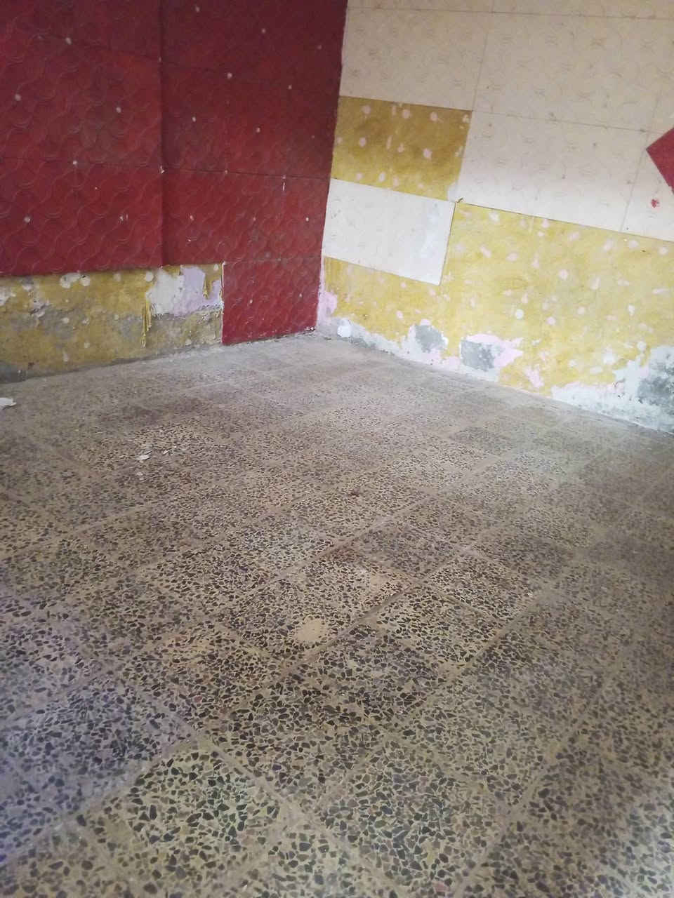 بيت عجد الجامع  لبيع 50م غرفه وصاله وصحيات مكلف بنشر م ***********
