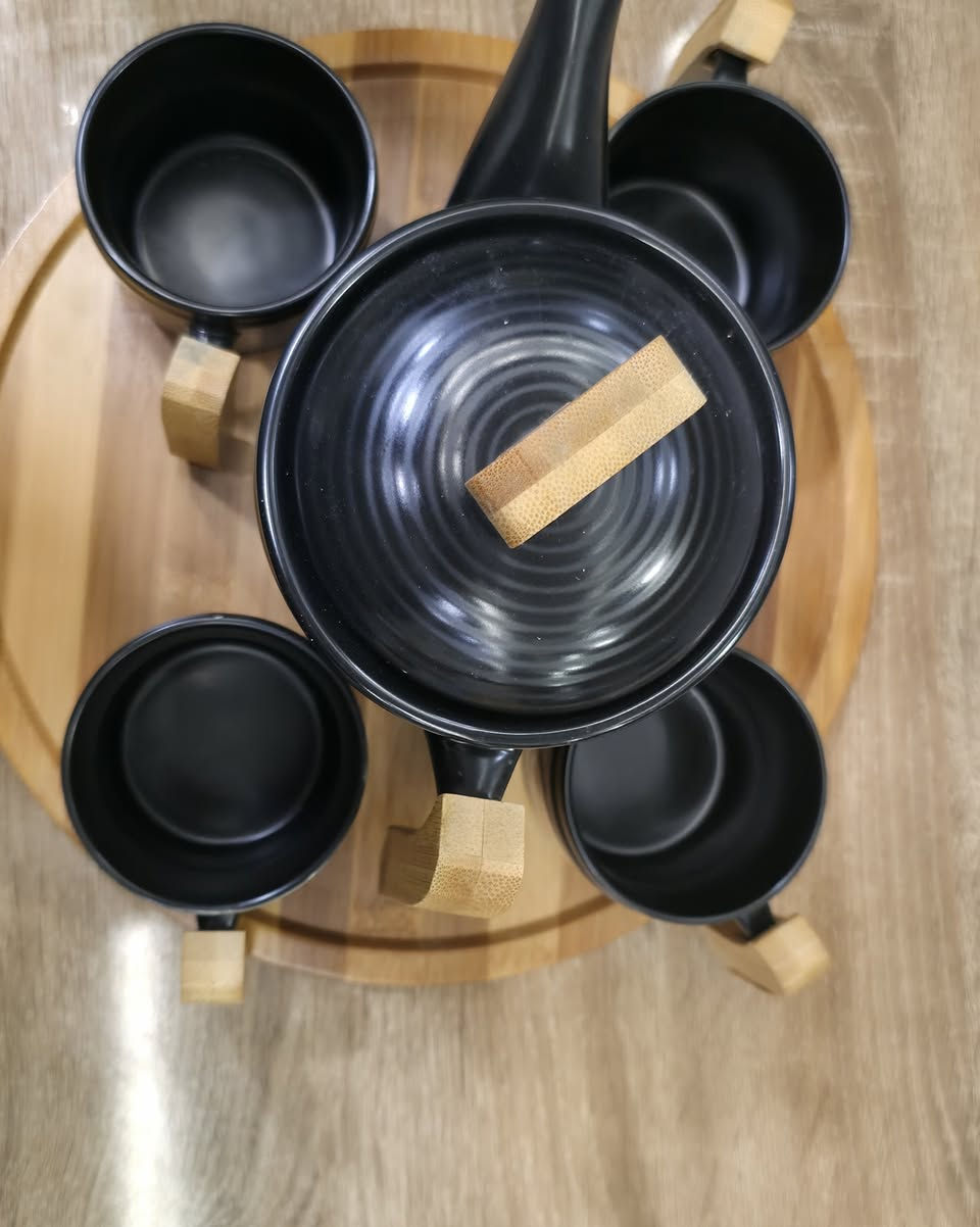 للفخامة عنوان! 👑 طقم قوري مع أربعة أكواب وصينية خشب متوفر الآن في الطابق الثاني، T4 مول. زورونا في المنصورية، دلي عباس، مدخل القضاء. للاستفسار: ***********. ☕️✨ #فخامة #أناقة #منزل #مطبخ
