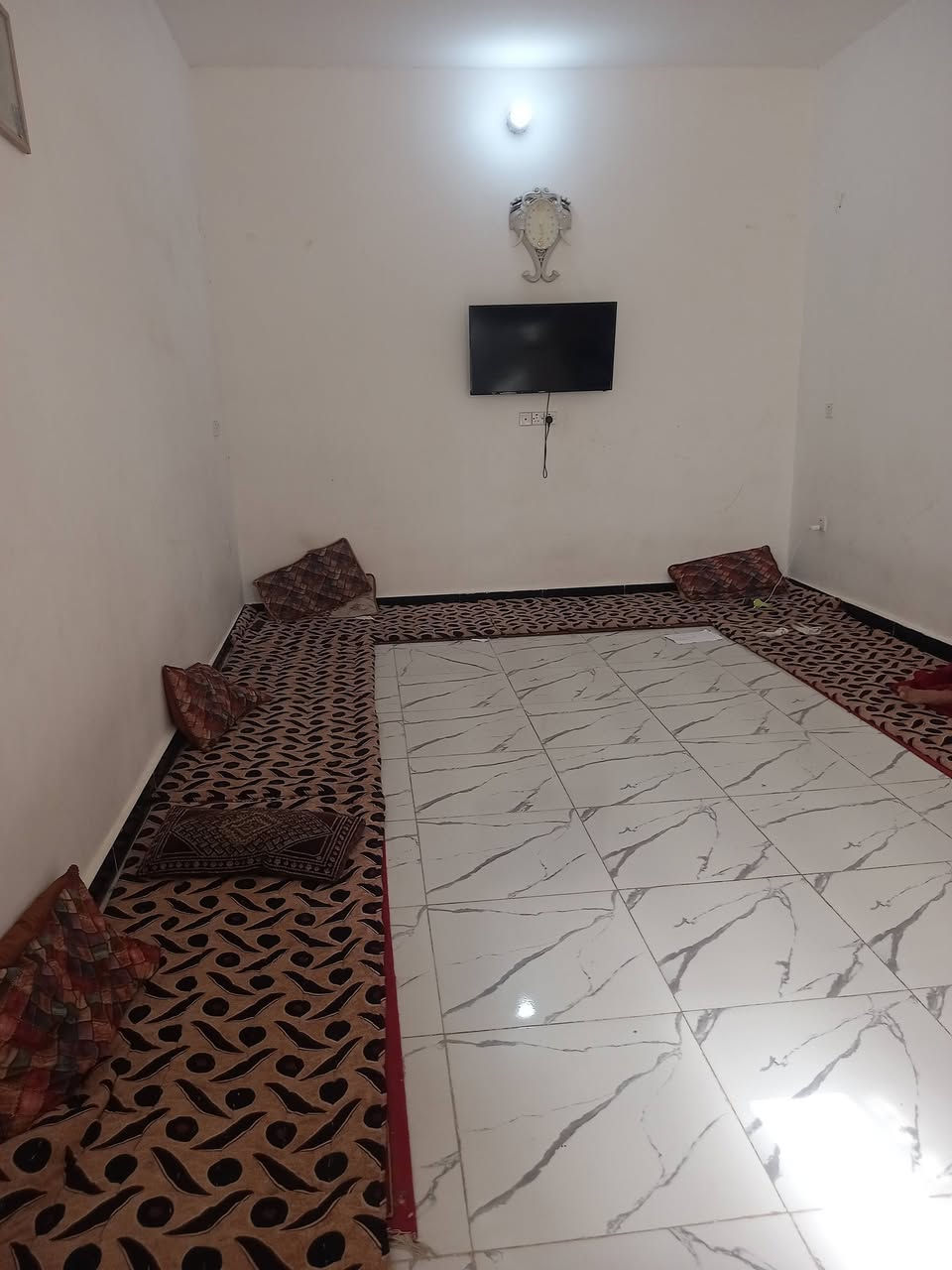 السلام عليكم بيت للبيع حي ذويب الأول مساحه البيت ٢٤٠ متر استفسار ***********
