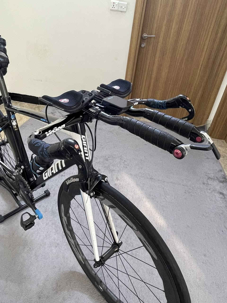 Giant Defy Aluxx  🇹🇼

مواصفات الدراجة :
الفريم : ألمنيوم خفيف جداً  
الماشة : كاربون 
الوايرات : تسليك دفن 
قياس الدراجة : 50 (M) 

كروب سيت شيمانو 105 : 
كرانك (R-5800/105) : 50-34 MA 
نقال + عگرب + دشلي + زنجيل + بريكات طواگة (105 / R-7000) 
بايدر لوك : شيمانو (105 / R-7000)
عدد السرع : 2X11 

ستيرن : ضد الساعة ألمنيوم أصلي وكالة ماركة (Vision) 
قاعدة عداد + جي بي أس نوع GEOID محدث الى أخر إصدار 
الرگبة : كاربون 
السرج : ضد الساعة أصلي وكالة ماركة Fizik + قواعده الاصلية + مطارات عادية عدد 2 
قاعدة مطارة : ماركة GIANT أصلية وكالة

ويالة الدراجة : فول كاربون فايبر ماركة (ZIPP   (454 nsw بطيخات كاربون 
(6 بنط) صوت عالي . 

التايرات : كونتانينتل 

ستاند عرض هدية 

السعر : مليون و 540 الف وبيها مجال للشراي يدلل

الدراجة موجودة في منطقة حي الاساتذة مقابل شقق حي صدام . 

للاتصال: ***********
