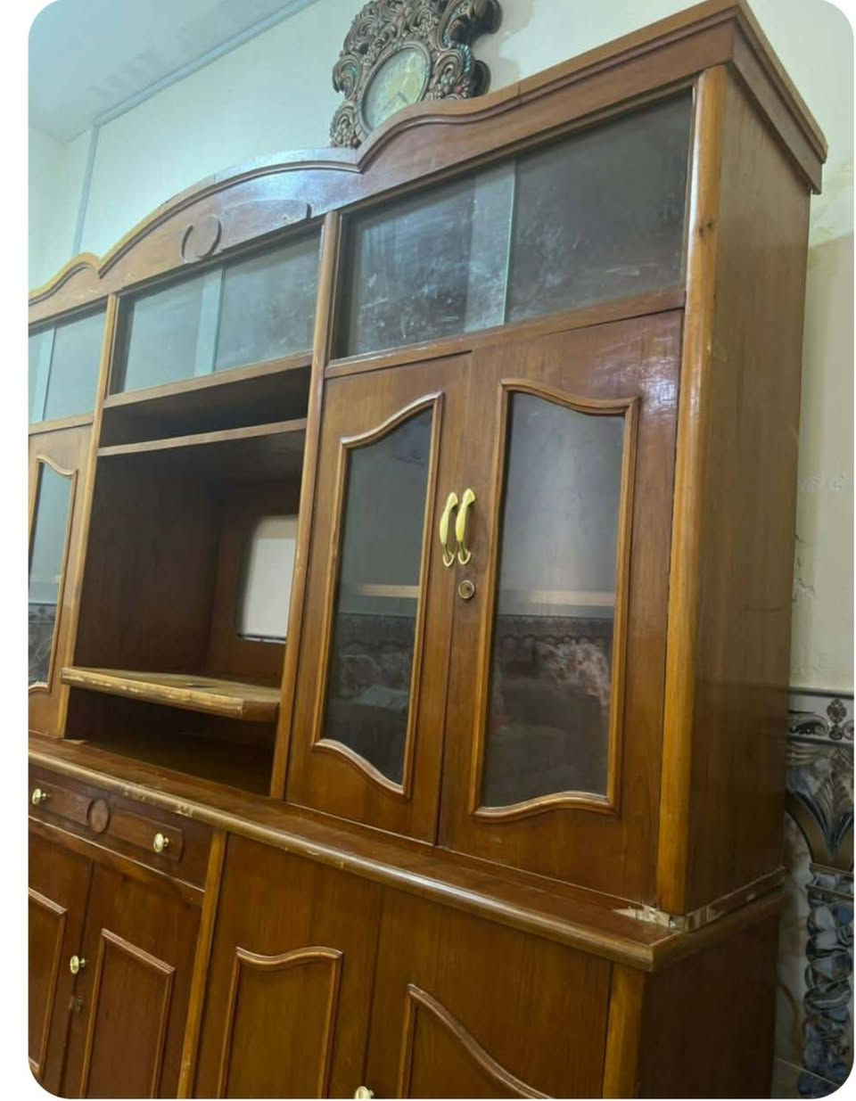 السلام عليكم ورحمة الله وبركاته 
متاح ، معرض خشب قطعتين صاج عراقي اخو الجديد نظيف جدا ، العرض 245 ااا وارتفاع 210 السعر 200 بي مجال  الاتصال واتساب ***********  مستعجل عالبيع
