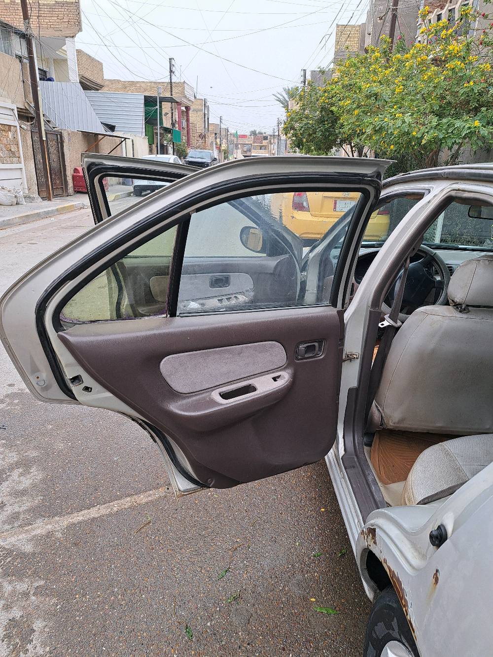 السلام عليكم 
نيسان موديل ٩٧ أيسر بلاد كير اوتوماتيك 
السيارة مسمكرة مابيهه خياسات
كير ومحرك خير من الله
السيارة بأسمي ومكانها بغداد حي التراث
السعر ٣٦ وبيهه مجال بسيط
***********