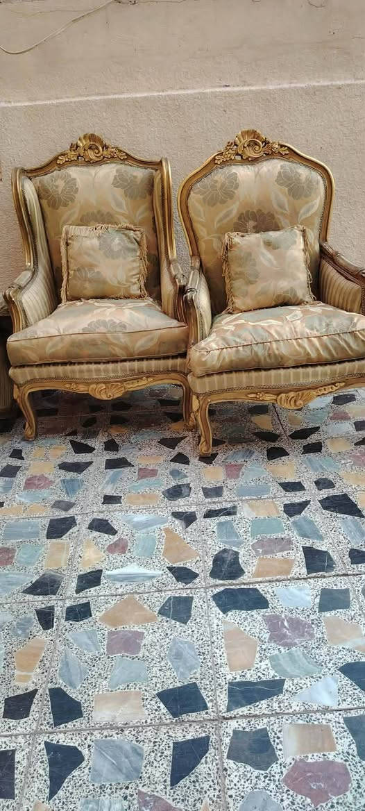 السلام عليكم تخم للبيع 
10مقعد+طبله+ساعه جانبيه 
السعر 350 وبيه مجال 
***********
