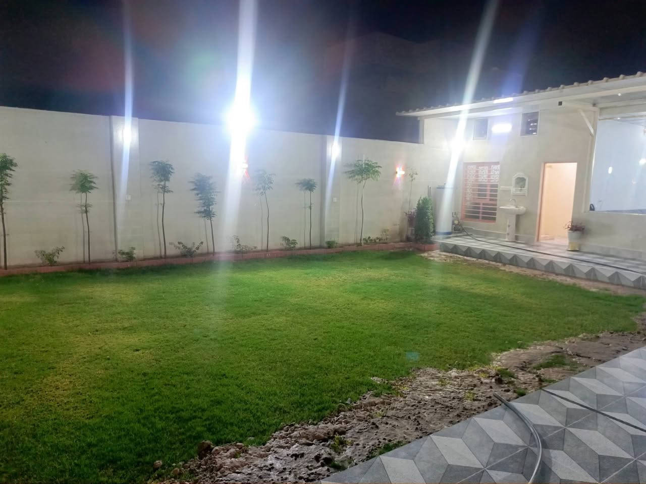 قطعه ارض للبيع بها بناء حديقه مساحه 360 متر موقع حي الازدهار***********
