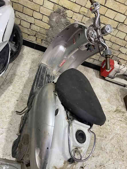 سلام عليكم دراجه كلاسك عبد الحليم مانقصها اي شي فقط كهربايات بصيطه وباتري تشتغل نكره هندر فقط وتعبانات الكفرات مكاني بغداد مدينة الصدر السعر 150 وبيها مجال حك جيه موجود اي وقت مازنجر واتساب ***********
