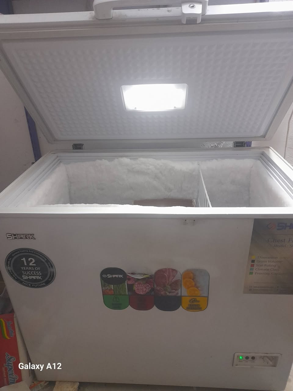 السلام عليكم للبيع مجمده مع عارضة مشروبات السعر ٥٠٠ ألف و بيهن مجال مكاني الرمادي الملعب للأستفسار / ***********
