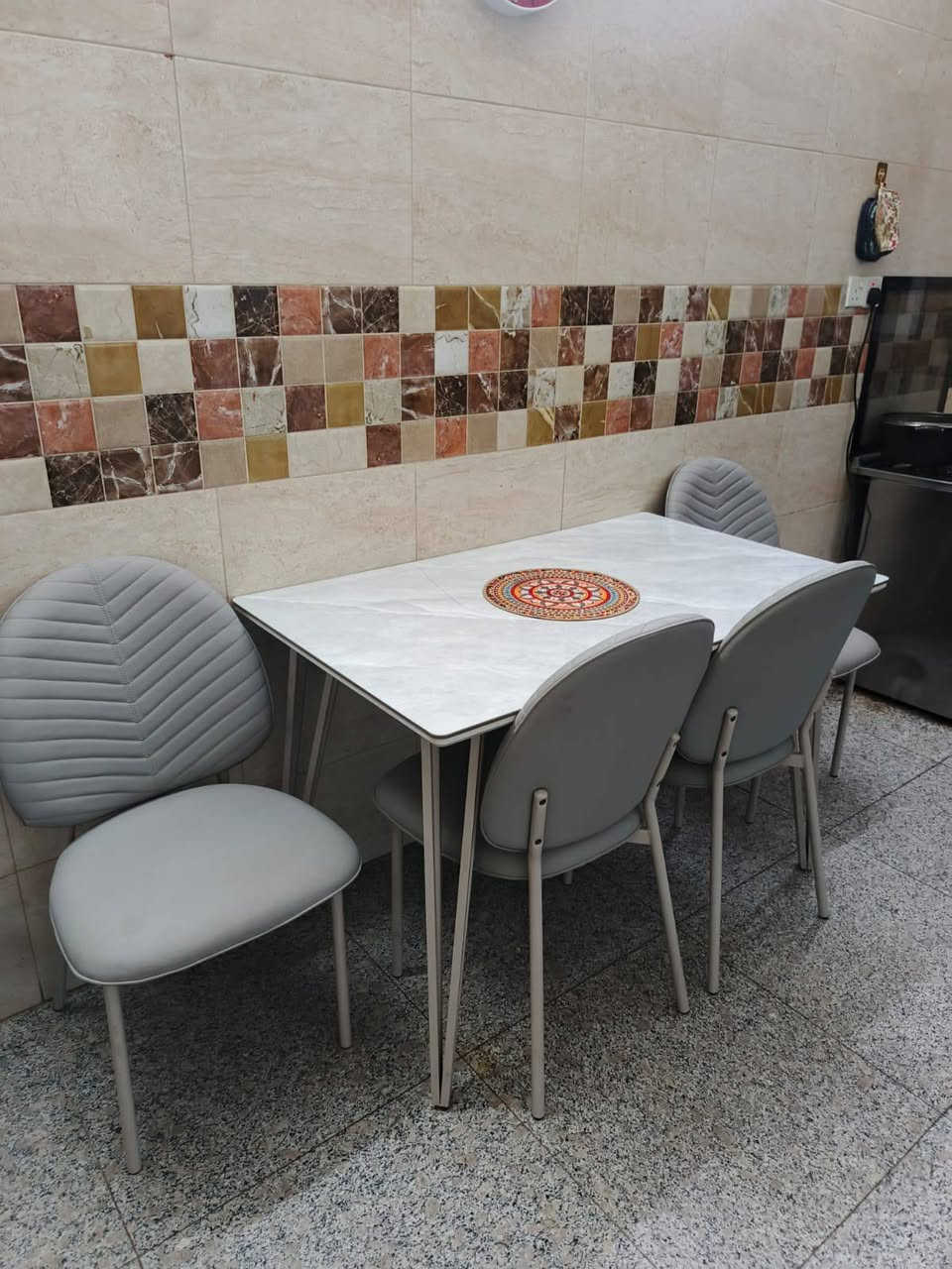 للبيع كلهن ب900
ميز طعام 4كرسي
تخم 8 مقاعد
طبلات عدد5 واحدة كبيرة و4 صغار
مغسلة حمام 
***********
