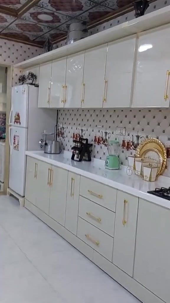 *مطبخ أوف وايت كلاسيك أنيق من معمل الرزان للكونترات* 🤍✨

تصميم عملي يجمع بين الراحة والفخامة البسيطة:
- لون أوف وايت لامع يعطي إحساس بالنظافة والاتساع
- مقابض ذهبية طويلة تضيف لمسة فخامة هادئة
- مساحات تخزين واسعة وأدراج عملية للاستخدام اليومي
- كاونتر أبيض سهل التنظيف ومقاوم للبقع
- تفصيل دقيق يناسب المطابخ العائلية ويتحمل سنين استخدام

*الرزان... شغل رزين والضمان لسنين*  

للطلب والاستفسار: 📞 ***********  
#معمل_الرزان_للكونترات #مطابخ_ألمنيوم #ديكور_مطبخ
