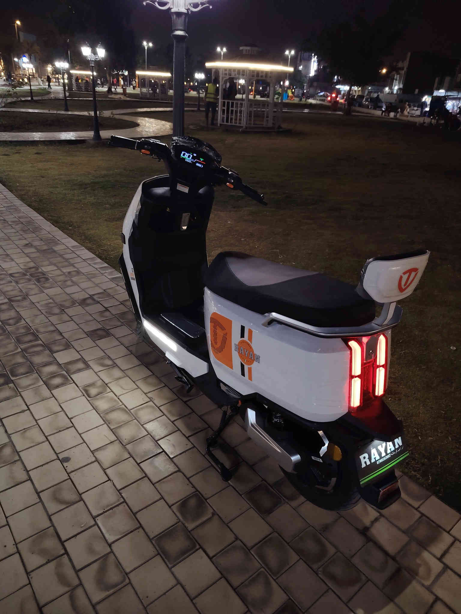 (مستخدم -) 🚨🔥 دراجة الريان RAYAN – وحش الكون من شركة TAILG العالمية 🔥🚨
📍 مستخدمة شي قليل جدا وضعية  الشركة – نظافة وكالة 💯

⚙️ المواصفات الفنية:
🔋 بطارية كرافين كاربون جل 35 أمبير / 72 فولت
⚡ محرك ملف 2000 واط – سرعة حقيقية 80 كم/س
🚀 مدى حقيقي 80 كم
🖐️ بصمة عدد 2 + تشغيل عن بُعد
🔒 جهاز إنذار ضد السرقة
🛑 بريك دسك + دهن ديلات هايدروليك ناعمة جداً
🪶 قيادة ناعمة ورزينة جداً على الطريق
💺 كشن سياحي واسع لشخصين + مساحة تخزين كبيرة تحت الكشن
🛞 إطارات 12 / 90 / 90
💡 إشارات LED أمامية وجانبية + إشارة رباعية
🔁 إمكانية الرجوع للخلف (R)
🔋 نظام TTFR لإعادة الشحن عند استخدام البريك
✅  البطارية 6 مسطرة 
ملاحضه ملاحضه الدراجة زيرو
📦 الحالة: جديدة بالكامل

للاستفسار الاتصال/ 

*********** 

العنوان بغداد شارع فلسطين
