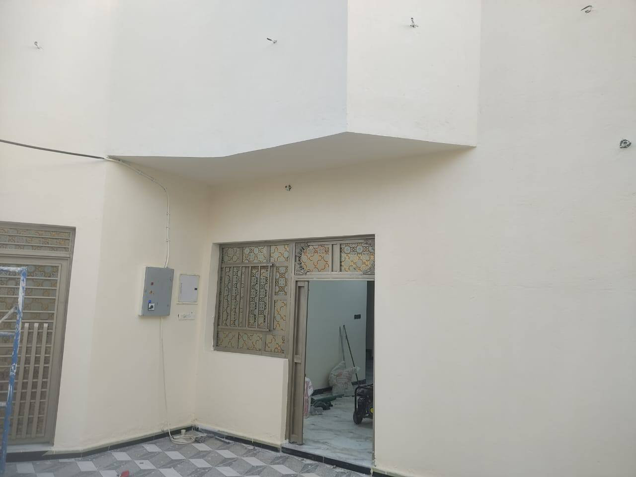 السلام عليكم بيت للبيع المساحه 250 الوجه 12ونص نزال 20 البيت يحتوي الطابق الاول على غرفتين صاله كبيره مطبخ حار وبارد استقبال مستقل صحيات خارجيه وداخليه الطابق الثاني غرفتين و صاله موقع حي الامير قرب المدارس قريب الفوج قريب مدرسه المنار الاهليه خلف مجمع ركن المدارس مجمع ابو اركان بلفرع اول ماتدخل للفرع
***********
