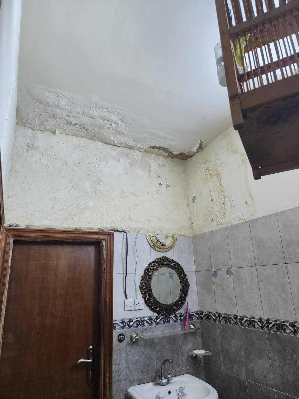 لسلام عليكم بيت للبيع مساحة ٢٠٠ متر واجهة ١٠ نزال ٢٠ مكانة حي الجهاد الرفاق الاولى مقابيل شقق حي صدام اول فرع بظهر المشاتل قريب علة الشارع  العام يحتوي علة اربع غرف نوم وهول وصالة ومطبخ وصحيات ٢جوة وحدة فوك للاستفسار الاتصال مع صاحب الدار***********
