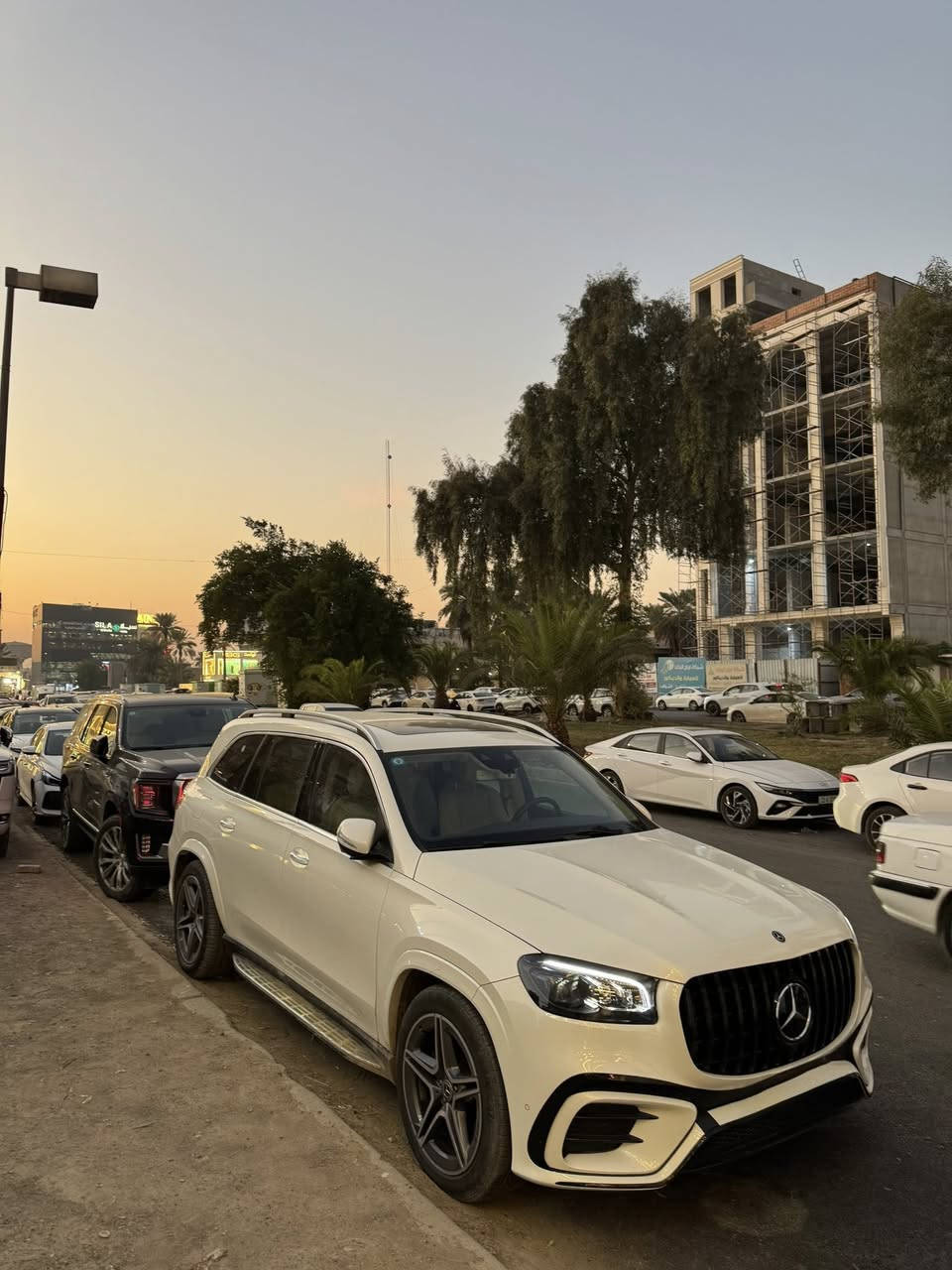السلام عليكم.. للبيع سيارة مرسيدس GLS 580 (المحرك الجبار 8 سلندر)، السيارة قمة بالنظافة، وجاهزة للاستخدام وباسمي تحويل ثاني يوم بمرور بغداد.
 الموديل: 2020
 المحرك: 8 سلندر توين توربو (V8 BiTurbo) سعة 4.0 لتر - قوة وعزم جبار مع تقنية EQ Boost الهجينة.
 الممشى: 62 ألف ميل فقط.
 نظام الدفع: دفع رباعي مستمر (4MATIC).
 الرقم واللوحات: رقم بغداد والسيارة باسمي.
✨ أبرز المواصفات:
 سقف فتحة (سلايد روف).
 3 قطع كراسي (7 مقاعد) جلد طبيعي فاخر تحكم كهربائي كامل.
 كراسي أمامية (تدفئة، تبريد، ومساج بوضعيات متعددة).
 نظام تكييف متطور وعزل حراري تام لكل راكب.
 شاشات Mercedes MBUX الكبيرة تعمل باللمس ونظام صوتي فاخر (Burmester).
 كاميرات 360 درجة (رؤية محيطية كاملة للمساعدة على الركن).
 رادارات متكاملة (تحديد مسار، مانع تصادم، مثبت سرعة تفاعلي).
 نظام تعليق هيدروليك (AIRMATIC) لراحة تامة على الطرقات والمطبات.
 أبواب شفط (Soft-close).
 إضاءة داخلية محيطية Ambient Lighting بـ 64 لوناً.
⚠️ حالة البدي والضرر ():
 السيارة بيها 3 قطع صبغ (جاملغ مبدل ومصبوغ + باب مصبوغ + بنيد مصبوغ).
 ملاحظة  السيارة بدون إيرباغ (ما طاك)، وبدون شاصي ولغد، الدواخل والأساسات كلها سليمة وجاهزة وكالة.
📍 مكان السيارة: بغداد.
💵 السعر المطلوب: 50,000 دولار (5 دفاتر) وبيه مجال .
📞 للتواصل والاستفسار 
رقم الهاتف: ***********
متواجد واتساب.
