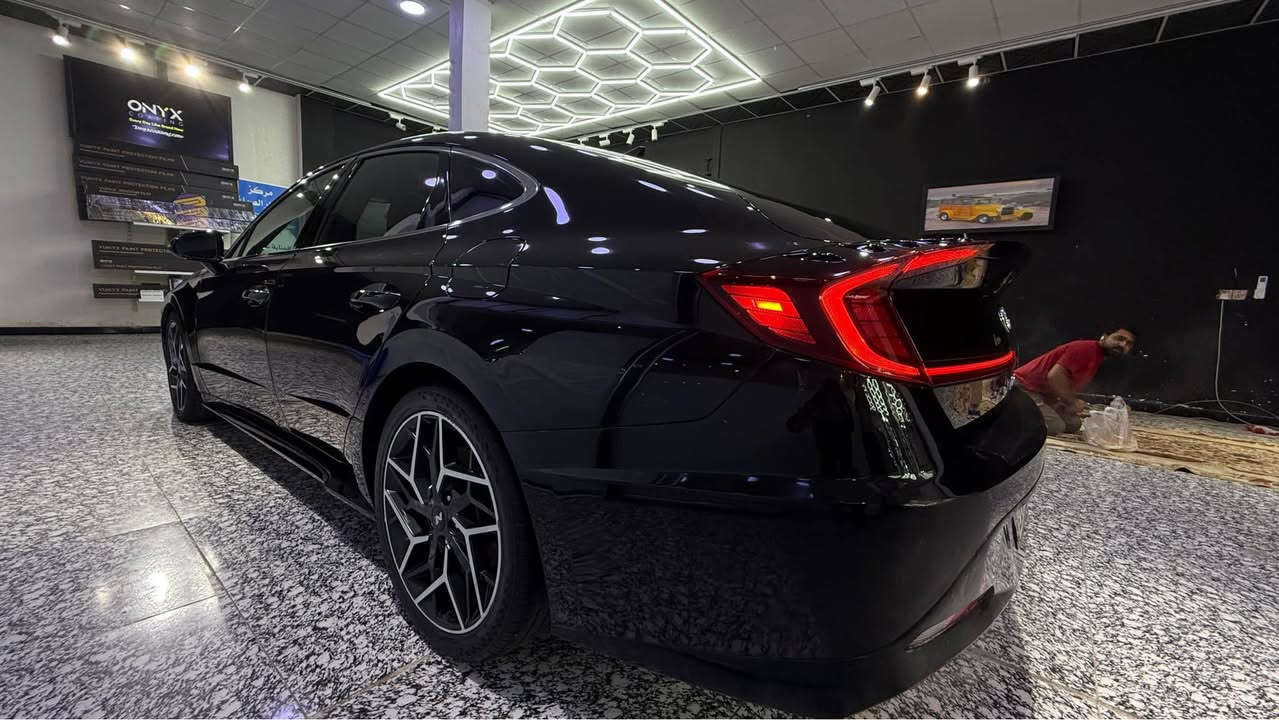 السلام عليكم N LINE 2021 رقم أربيل بأسم شركة 
معروفة مواصفات الـ N
مكينة 2500 تيربو
والكير 8 نمر دبل كلتج 
المواصفات :
رادارات وتوقف ذاتي وحساسات امامي وخلفي ونقطة عمياء 
الشاشة ديجتال و 4 وضعيات قيادة 
اوتو هولد وهاندبريك بصمة
فتحة سقف بانوراما
الكشنات حضن رياضي شامو وجلد وتدفئة مقاعد
تحديد مسار وقيادة ذاتية 
شفتات ستيرن
وباقي المواصفات المعروفة لان هية تجي فول
السيارة بيهة قطعتين تبديل فقط الباب والجاملغ جهة السائق البجم كبس كلة على وضع الوكالة وصور الحادث موجودة بلمنشور 
السيارة عليها ادامة كاملة من جميع نواحي الزيوت 
دهن المحرك ودهن الكير كلة يم شركة MOTUL
مكاني البصرة /  الجزائر 
رايدها ب 185 وبيها مجال بسيط 

هـ *********** البصرة, العراق
