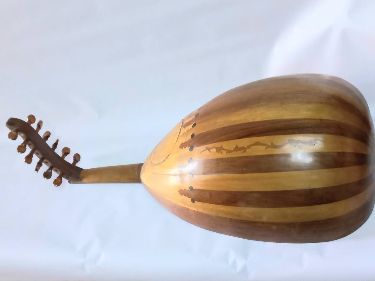 عود عراقي قديم  للبيع سعرة 225 الف  العود صناعة الاسطة سمير العواد الي هو والد الاسطة سنان العواد  هذا رقمي وبي واتساب *********** مكاني بغداد/ البياع ( يوجد توصيل بغداد والمحافظات باجور )
