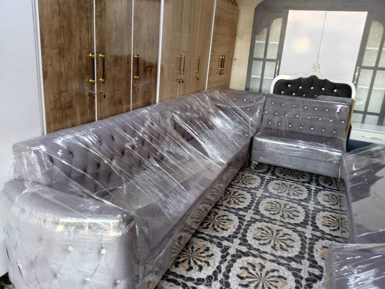 تخم ديوان ٩امتار مستخدم سبوعين تفصال شرط نضافه اي عيب مابيه السعر ٣٥٠ قفل الشراي  يتصل ع رقم *********** العنوان كركوك حي العروبه قرب جامع الامام علي
