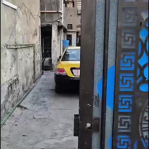 السلام عليكم بيت مساحه ٣٠٠ متر طابوصرف يحسب كاع بمنطقه الوليد قرب السده واجهيه الكراج ٣ متر نزال الكراج ٨ متر الباقي ٣٠٠ متر للبيع رقم *********** سعر المتر حسب المنطقه

