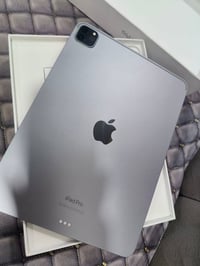 آيباد ١١ برو M2 • بطارية ٩٨٪ • ملحقات