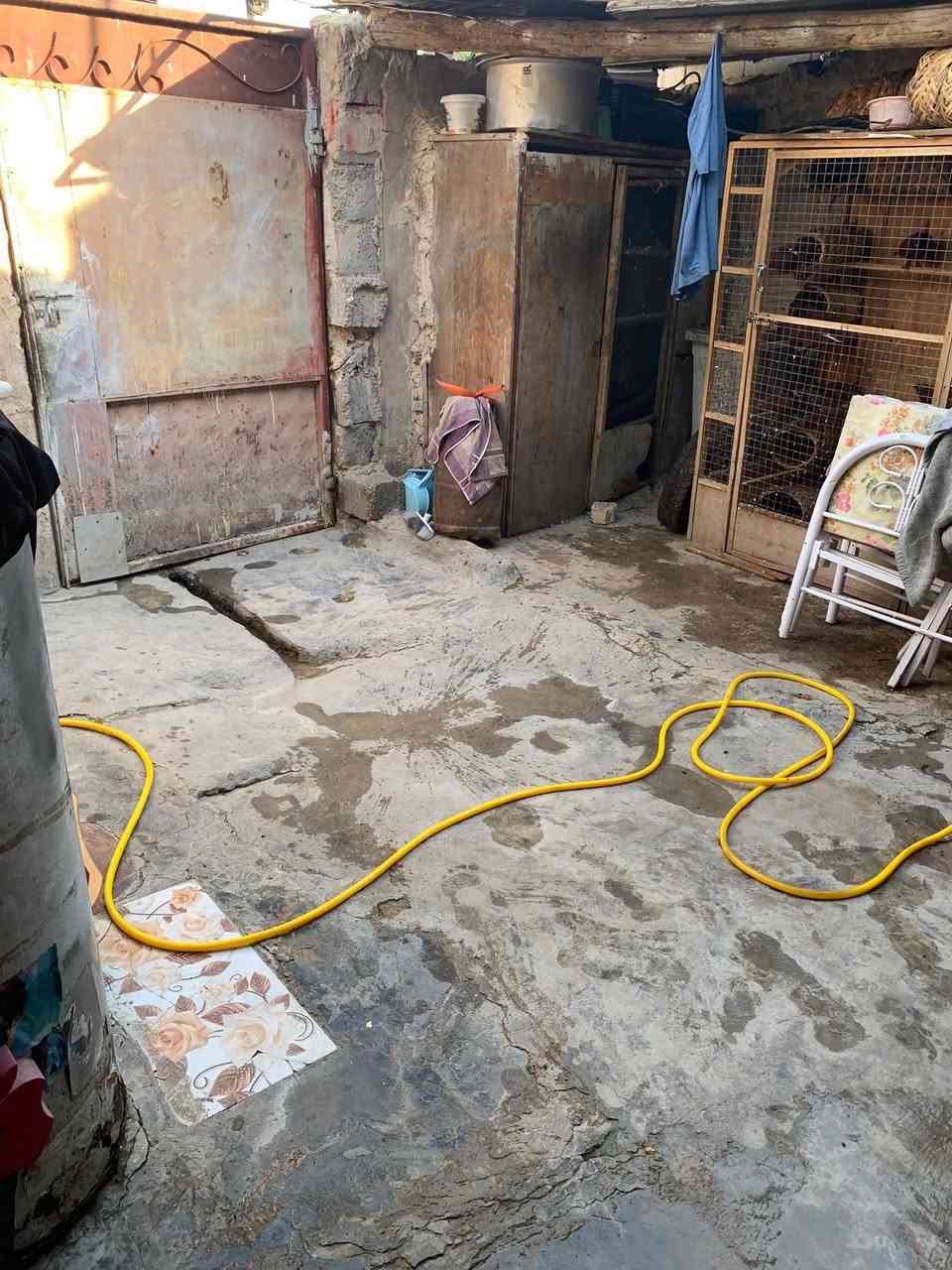 بيت حواسم كبير للبيع يوجد بي 3 غرف كبار و2 حوشين كبار ومطبخ كبير وصحيات كبيرة وخطين كهرباء بي وممشى كبيره بيت كلش جبير الغرفتين الاولى سقف چينكو والغرفة الاخيرة سندويش مكانه خلف المستشفى خلف الشارع العام ويوجد بي كامل الخدمات من كهرباء وماء ومجاري سعره 8 وبي مجال مكاني بغداد الشعلة الرقم ***********
