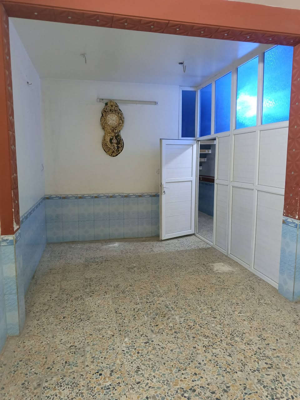 سلام عليكم 
 بيت البيع بحي الجامعه 
منطقه 28  مساحه 100 متر مسلح
طابق ونص 
الطابق. الاول / ستقبال مطبخ غرفه وحمامات داخليه وخارجيه 
وغرفه فوك وسطح 
 
السعر 140 مع المجال 
***********
